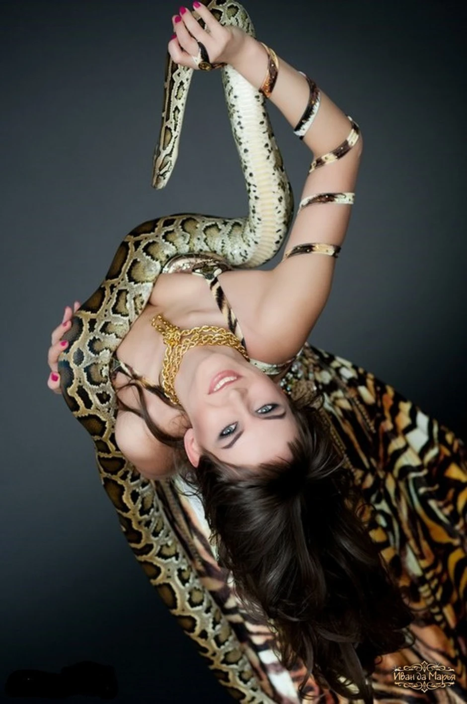 Змея про женщину. Девушка змея. Красивые девушки со змеями. Красивая девушка со змеей. Фотосессия со змеями.