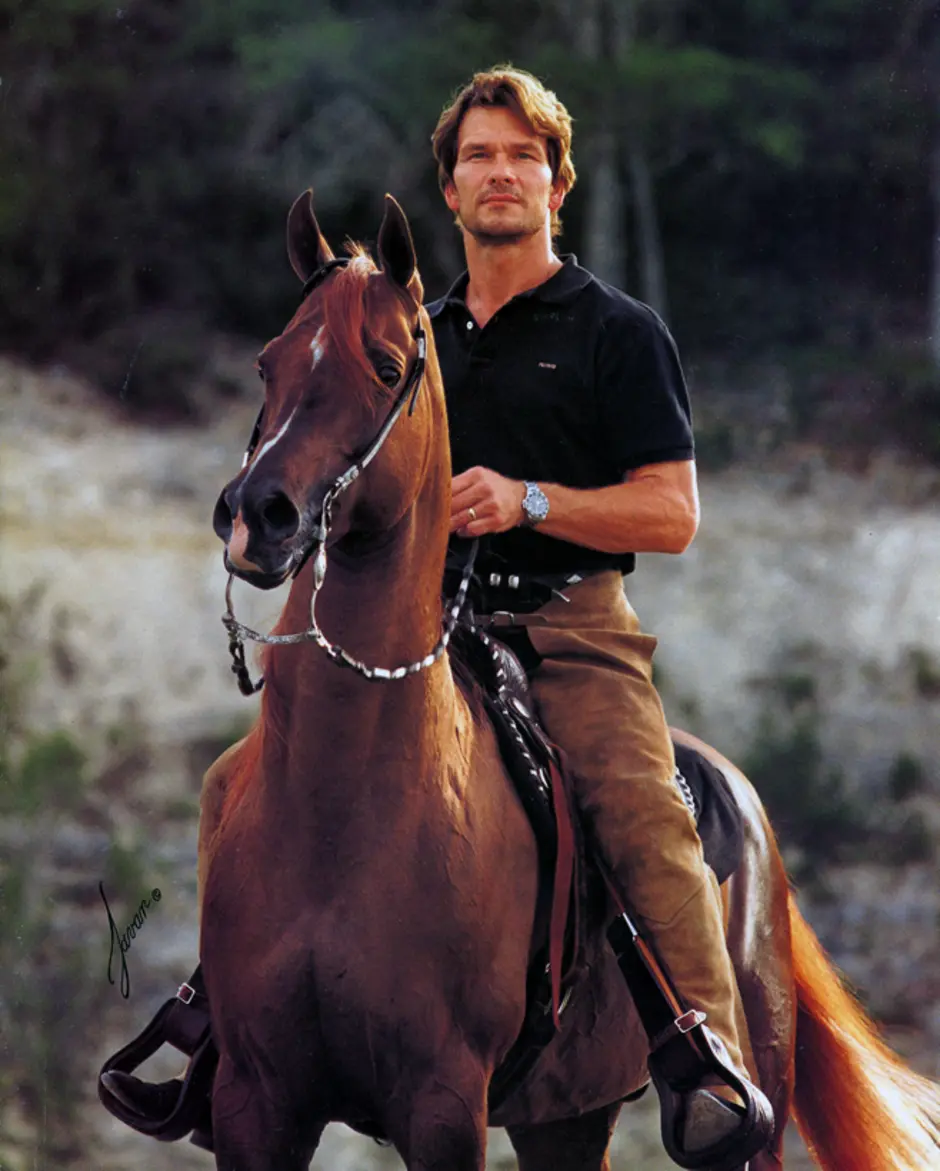 Парень на коне. Ранчо Патрика Суэйзи. Патрик Суэйзи на ранчо с лошадьми. Патрик Суэйзи на лошади. Патрик Суэйзи на своем ранчо.