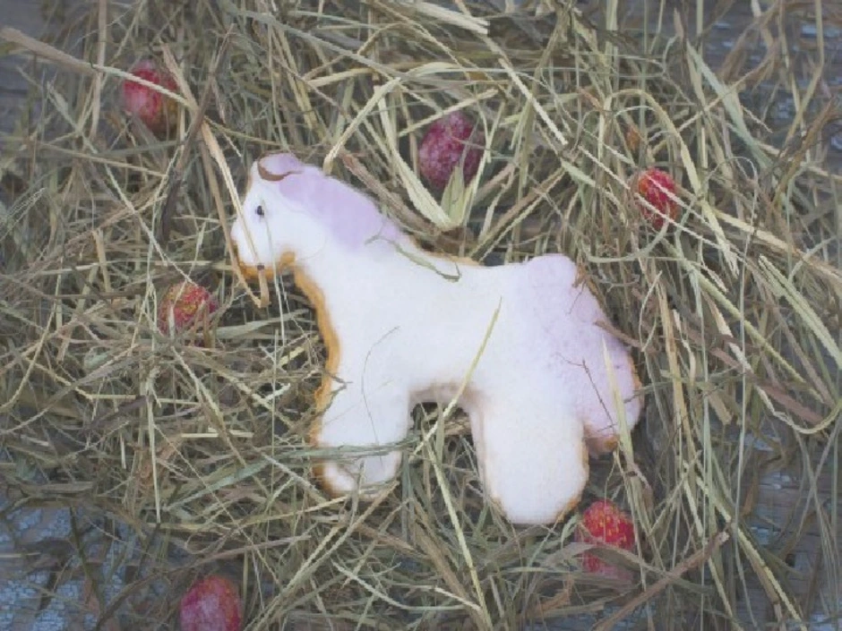 Произведение пряник конем. Пряник конь с розовой гривой. Пряничный конь с розовой гривой. Пряник лошадь с розовой гривой. Пряник белый конь с розовой гривой.