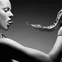 Девушка со змеей
