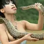 Девушка со змеей