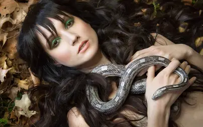 Женщина змея