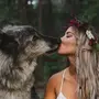 Девушки с волком